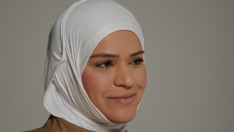 Primer-Plano-Estudio-Cabeza-Y-Hombros-Retrato-De-Una-Mujer-Musulmana-Sonriente-Usando-Hijab